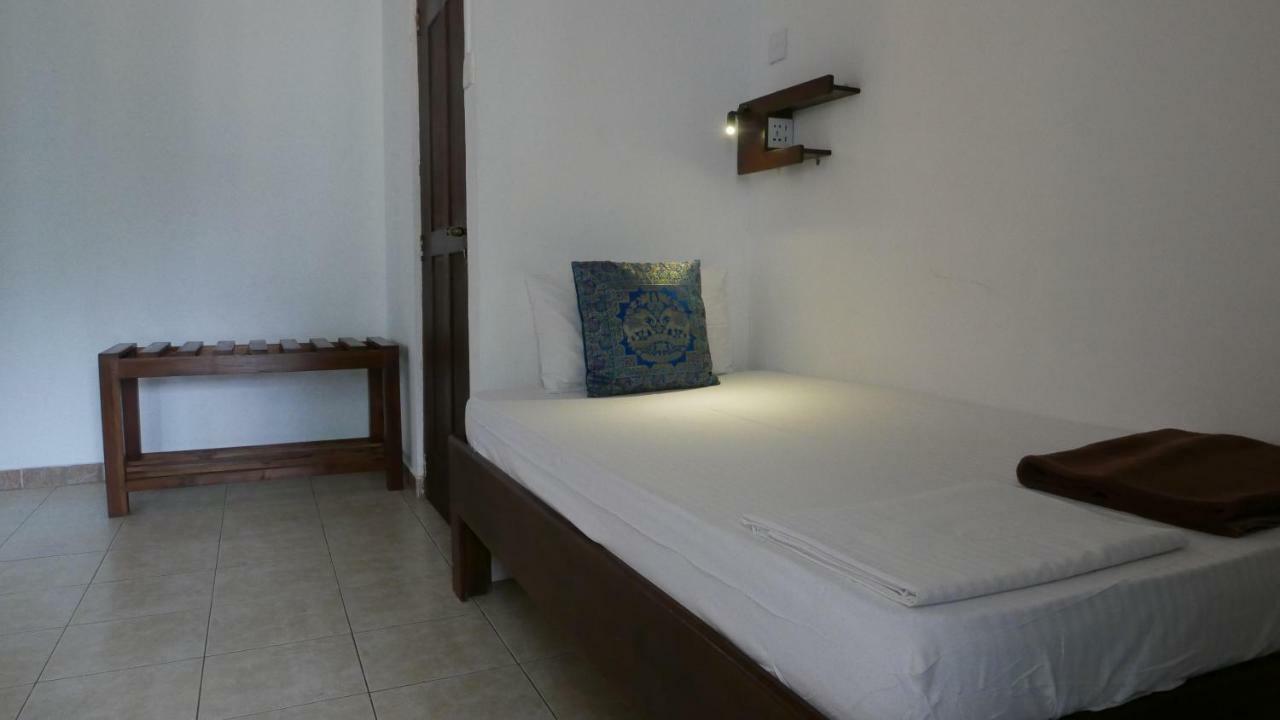 Reggie'S Guesthouse Negombo Room photo
